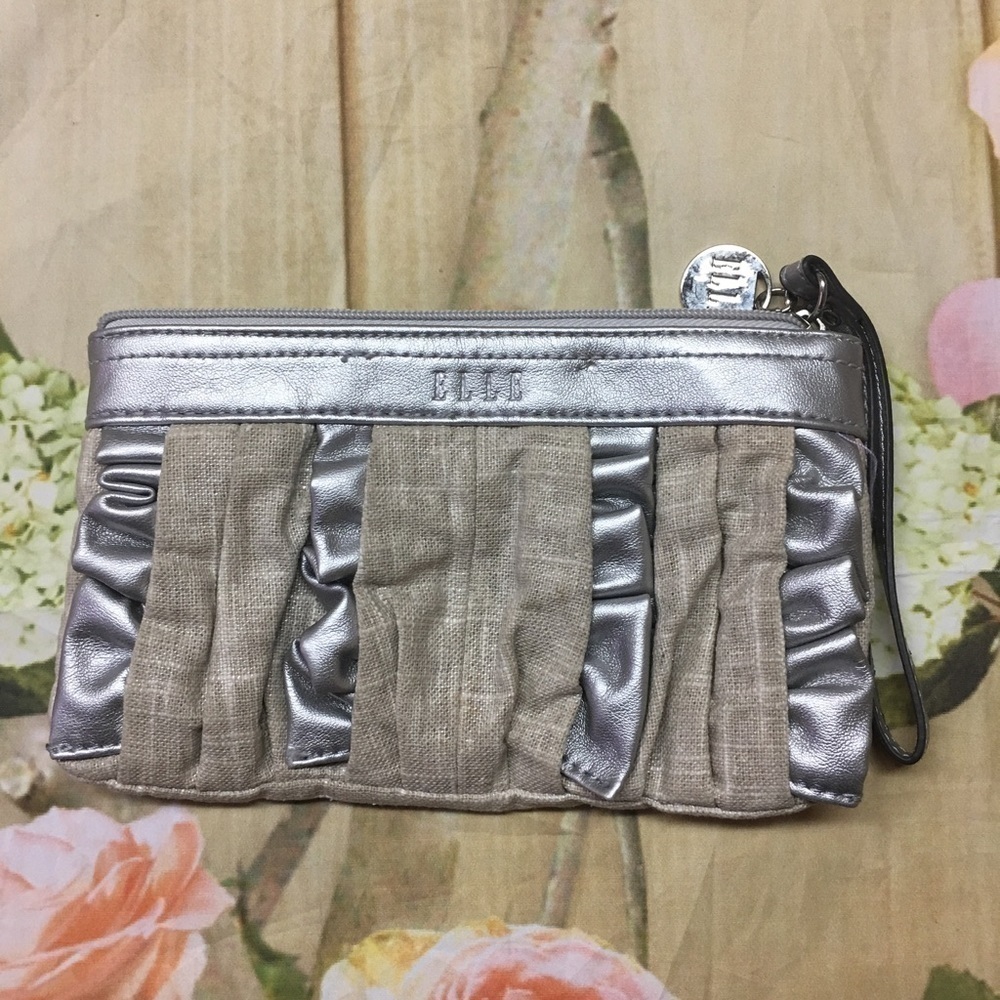 Elle wristlet gently preownedâ